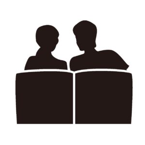 カップルがソファに座る画像