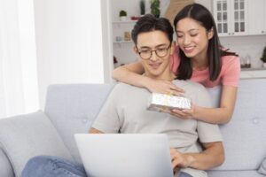 プレゼントをカレに渡す画像