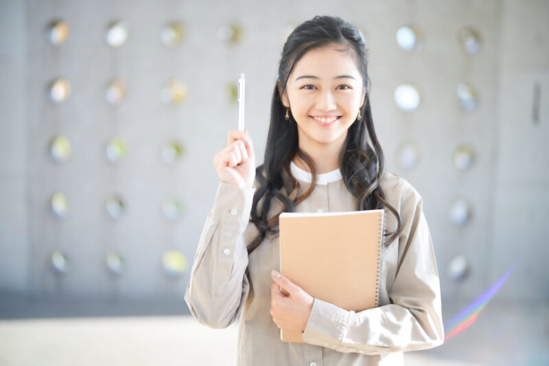 おすすめする女性