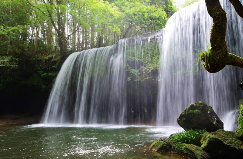 美しい滝の画像