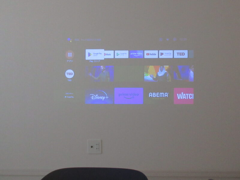 壁にAmazonプライムビデオを投影している画像