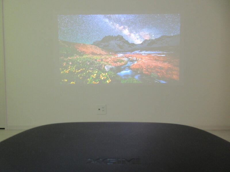 XGIMIのプロジェクターで星空の画像を投影している場面